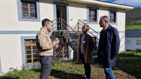 El director general de Vivienda, Daniel S�nchez; la alcaldesa de Villay�n, Monserrat Estefan�a Gonz�lez y el consejero de Ordenaci�n del Territorio, Vivienda, Urbanismo y Derechos Ciudadanos, Ovidio Zapico, durante la visita que han realizado a las obras que est�n llevando a cabo en las antiguas escuelas de Arb�n.