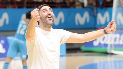 David Palmas, en la pista del Movistar Inter, celebra la permanencia en Primera Divisin.