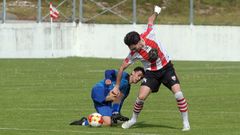 <span lang= gl >Unha pugna polo bal�n durante do C�ltiga-Atl�tico Arteixo deste 1 de maio.</span>