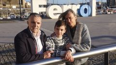 El seleccionador posa con su hijo peque�o y su mujer ya en Ferrol.