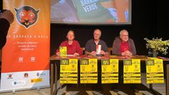 <span lang= gl >Desde a esquerda, Isa G. Coldeira, de Tr�cola t�teres; Lucho Penabade, da Asociaci�n Volta e D�lle, e Anxo Garc�a, de Viravolta T�teres</span>