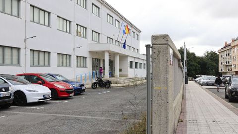 Fachada principal del IES Isidro Parga Pondal de Carballo.