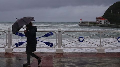 Una persona camina por el puerto de Ribadesella