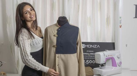 Jady muestra el dise�o que defendi� en la final, cosido en su cuarto, con el que gan� los premios Monza Creative Campus.