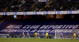 El Deportivo cubri� la grada de General con una gran lona en la que condena la violencia en el f�tbol. 