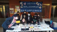 Alumnos de Sar venden en la Praza productos que crearon en el instituto para recaudar fondos a favor del cuidado de los animales dentro del proyecto SARvanimais, que incluy� charlas formativas y la creaci�n de una cuenta de Instagram para difundir su trabajo y la protecci�n animal.