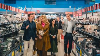 Las diferentes autoridades durante la visita institucional de ayer, previa a la apertura de la tienda hoy