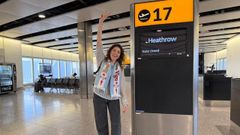 Rebeca Rubal, ayer en el aeropuerto, antes de volar desde Londres.