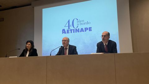 De izquierda a derecha, Mara Jos Caride, concejala del Gobierno de Vigo; Jos Manuel Muiz, presidente de Aetinape, y Jess Vzquez Almuia, presidente de la Autoridad Portuaria de Vigo, en la conmemoracin del 40 aniversario de Aetinape