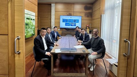 Miembros de la Asociaci�n Cultural y Empresarial de China en Asturias junto al alcalde de Siero y el concejal de Hacienda.