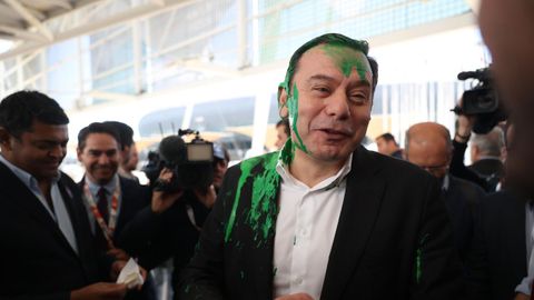 El l�der del PSD, Lu�s Montenegro, despu�s de ser atacado con pintura verde en la Feria del Turismo de Lisboa.