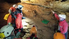 Participantes en una visita organizada por el geoparque en la cueva de Ceza