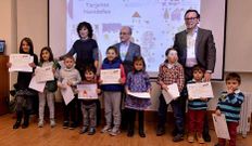 Castro, Oliete y V�zquez con los ni�os ayer en Cee.