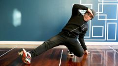 Sergio Perol, profesor de �breaking� en Santiago, destaca en este deporte ya federado por sus movimientos acrob�ticos, conocidos como �power move�. Es, de hecho, uno de los pocos gallegos que hace un paso llamado �1990�, que consiste en girar sobre una mano. Su habilidad qued� demostrada en la Liga Galega de Break, donde result� subcampe�n.