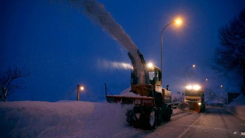 Dos m�quinas quitanieves limpian  la N-630 en el pueblo de Pajares (N-630). Archivo