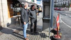 Alexandre Penas junto a una de las cabinas de Lugo que m�s molestias genera en la ciudad