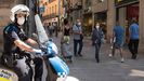Un polic�a vigila las calles de L�rida, donde se produjo un rebrote