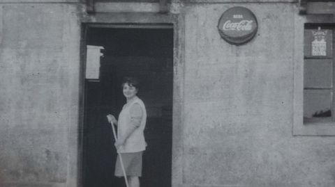 Dolores Vieites, en la entrada a la antigua taberna de Casa Barreiro