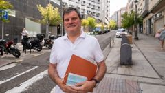 Xos� Carlos Morell cerca de un centro hospitalario y de su residencia en Vigo.