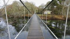 Puente colgante que da acceso a la nsua de Seivane, en el Mio a su paso por Outeiro de Rei