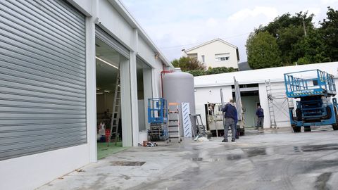 Los operarios trabajan en las obras para abrir el supermercado del Grupo Cuevas en el Campo da Feira de A Pobra