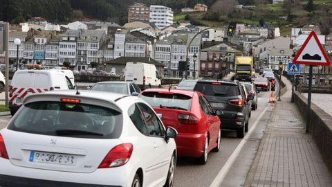 Tr�fico en el puente de A Misericordia, en Viveiro
