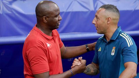 El entrenador del Oviedo, Santi Cazorla (d), junto al entrenador del Genova, Patrick Vieira (i)