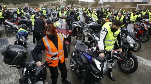 Moteros de Asturias y de Galicia, pertenecientes a motoclubs como el de Redondela o el Alcorte de Ribadeo, protagonizaron este domingo una Andaina Motera en apoyo de la campaña «A Mariña sálvase loitando», que pide inversiones y soluciones a las crisis de Alcoa o Vestas, así como apoyo al comercio local y a la hostelería