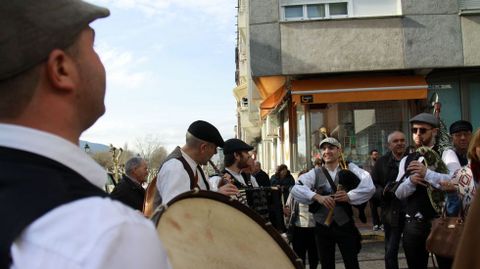 O Barco se rindi al botelo.Varias agrupaciones se encargaron de los pasacalles y por la tarde habr cantos de taberna