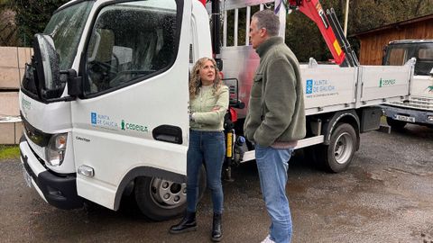 La delegada territorial de la Xunta y el alcalde de Cedeira, junto al vehculo adquirido por el Concello