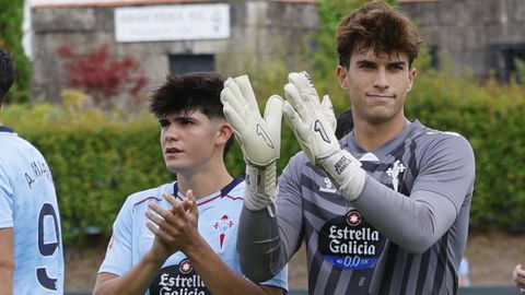 El juvenil celeste del Celta Fortuna Anxo Rodr�guez, a la izquierda, junto a Coke Carrillo.