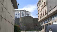 Una c�mara de vigilancia ubicada en un lateral de la Delegaci�n de la Xunta en Lugo graba el exterior de la Muralla. 