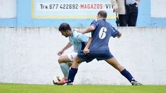 �scar Rivas protege el bal�n ante un jugador del Dumbr�a.