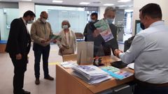 El alcalde de Ribadeo, Fern�ndez Su�rez, cambiando euros por panchas en la sucursal de Abanca en la apertura de la campa�a