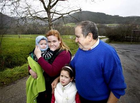 lex y su hermana Iris posan con su madre y su abuelo en la aldea de Piqun.