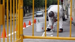 Pintado de una zona de carga y descarga en el Malec�n, en una foto de archivo