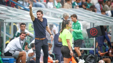 Javi V�zquez durante el derbi frente al Pontevedra