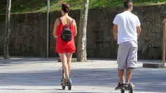 Patinetes el�ctricos circulando por una zona peatonal de Santiago este verano