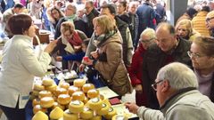 P�blico y puestos de la Feira do Queixo de Moeche