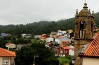 Los montes de Ameixenda, cubiertos ayer por la niebla, han recuperado su verdor.