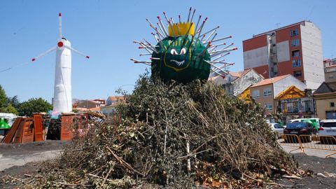 Con esta gran hoguera arderá también un coronavirus en la plaza de Cantodarea de Marín