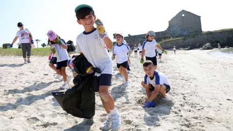 Voz Natura, limpieza de playas de los alumnos de La Milagrosa,