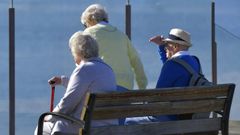 Tres personas mayores otean el horizonte en A Coruña, en una imagen de archivo.