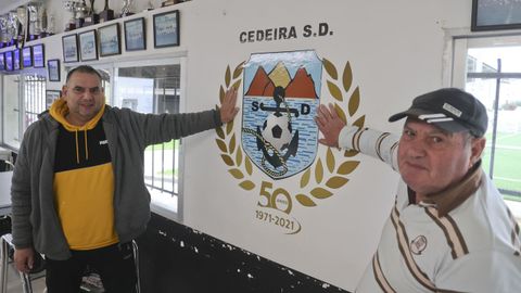 Rodri (izquierda) y Tels, en las instalaciones del Cedeira S. D., con los trofeos al fondo