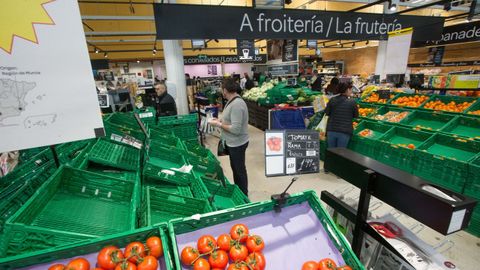 La frutera en el hipermercado de As Saamasas, semivacia