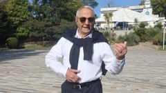 P�rez-Lago en una pose de baile, emulando sus tiempos de Los Zafiros, en el parque