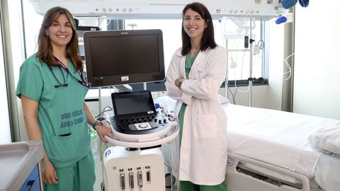 Las doctoras Lorena del R�o Carbajo y Beatriz Lence Massa, en uno de los boxes de la uci del CHUS