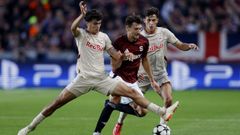 Bajcetic, luchando por el esfrico durante un partido de Liga de Campeones