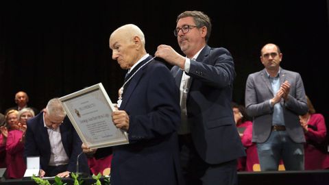 Pleno-acto de entrega de la medalla de hijo predilecto a Domingo Barreiros Lago por su contribucin a la cultura