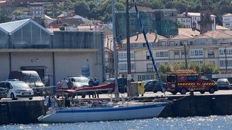 El velero franc�s, amarrado en el muelle de Muros despu�s de quedar a la deriva sin tripulaci�n en las inmediaciones del puerto